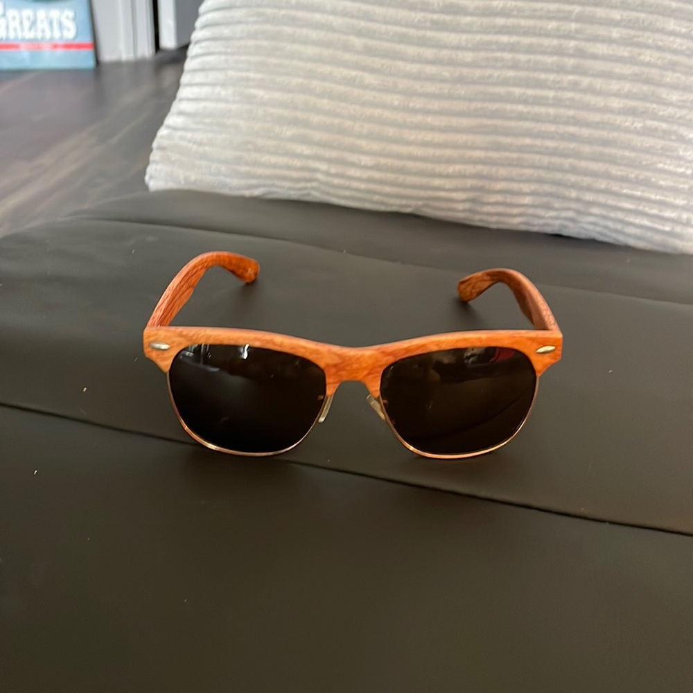 Sunglasses- no scratches or blemishes.